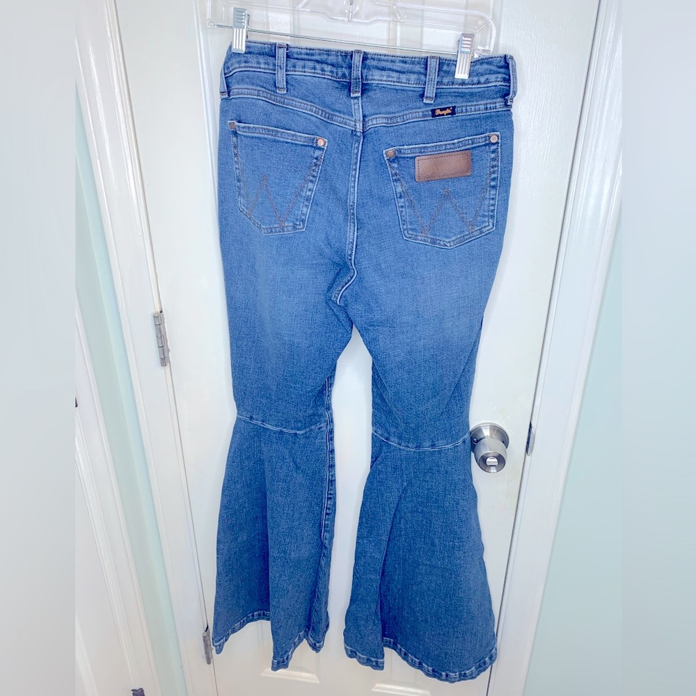 Wrangler Women’s High Rise Frayed Hem Flared Jeans 29 X 34